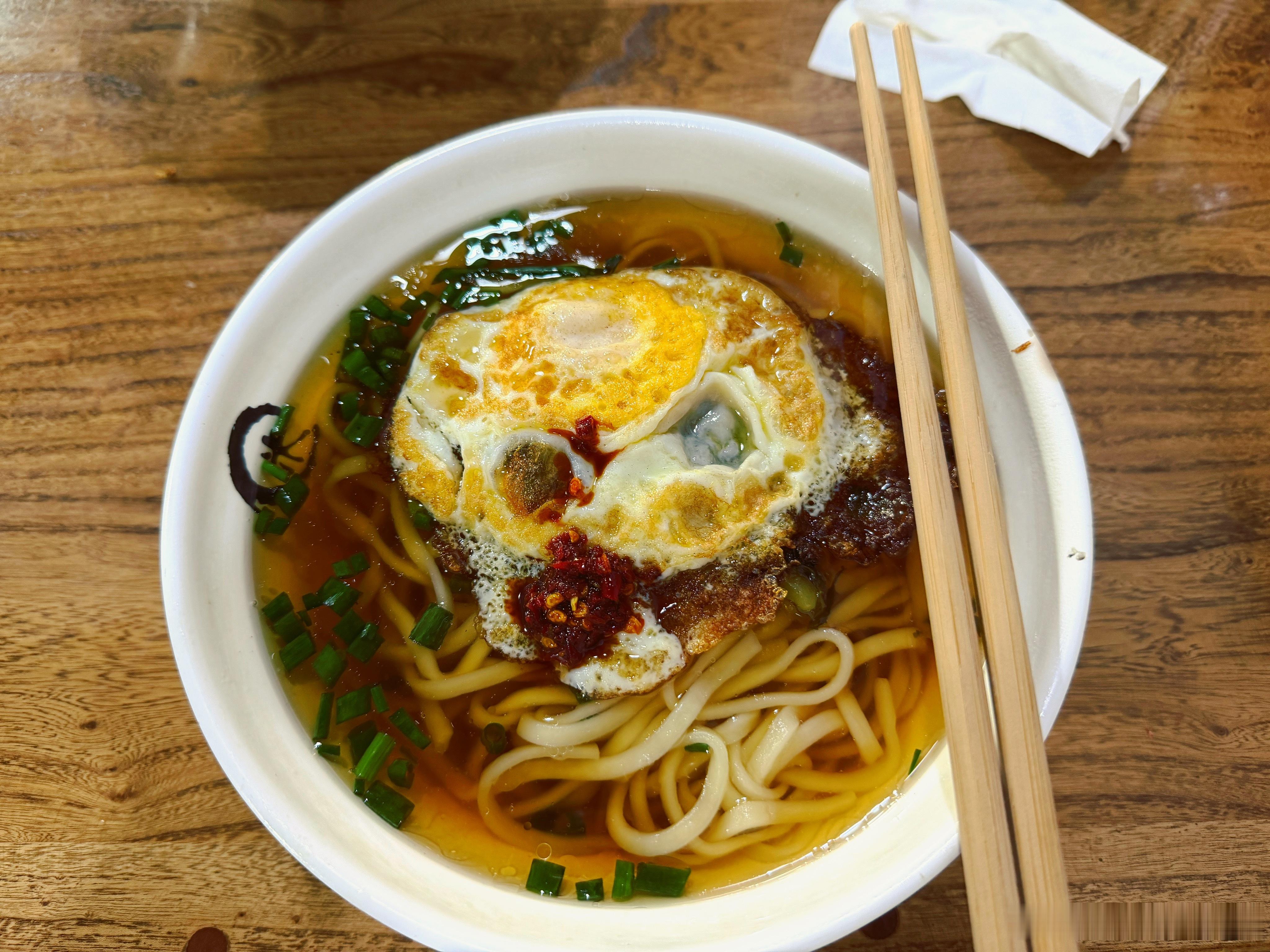 一大早的太阳，就这么明晃晃地扑进眼里，那光像是被谁泼了层白釉，亮得有些蛮横。这才