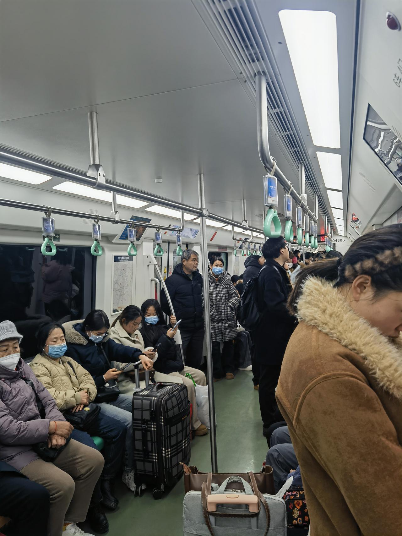 分享一张最近随手拍的照片西安地铁真是火！今天圣诞节，地铁四号线客流量依然很大，建