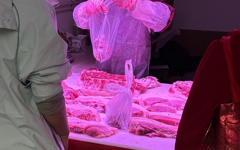 “幽灵灯光”重现菜市场？禁令两年，美颜生鲜灯竟还在悄悄欺骗你的眼睛

走进菜市场