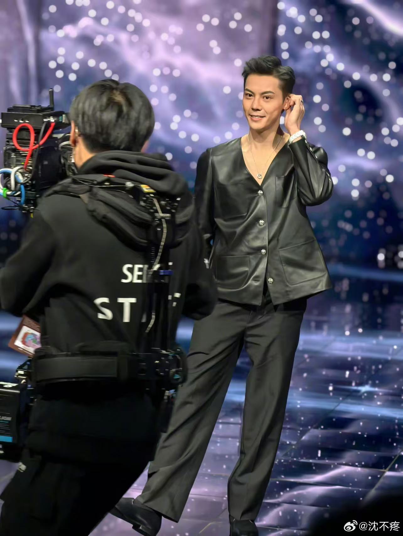  陈伟霆帅到被疑似AI 陈伟霆微博之夜黑皮衣造型封神，星空幕布加持，帅到疑似AI
