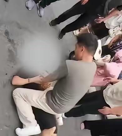 淮安街头女子突然倒地昏迷，众人不敢上前，现役军人挺身而出救下一命
 
钱王津，男