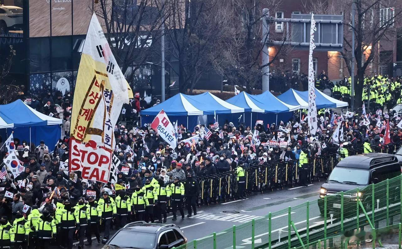 完蛋了！韩国警方这次丢大人了。韩国多部门组成的公调处逮捕总统尹锡悦无果后，主动向