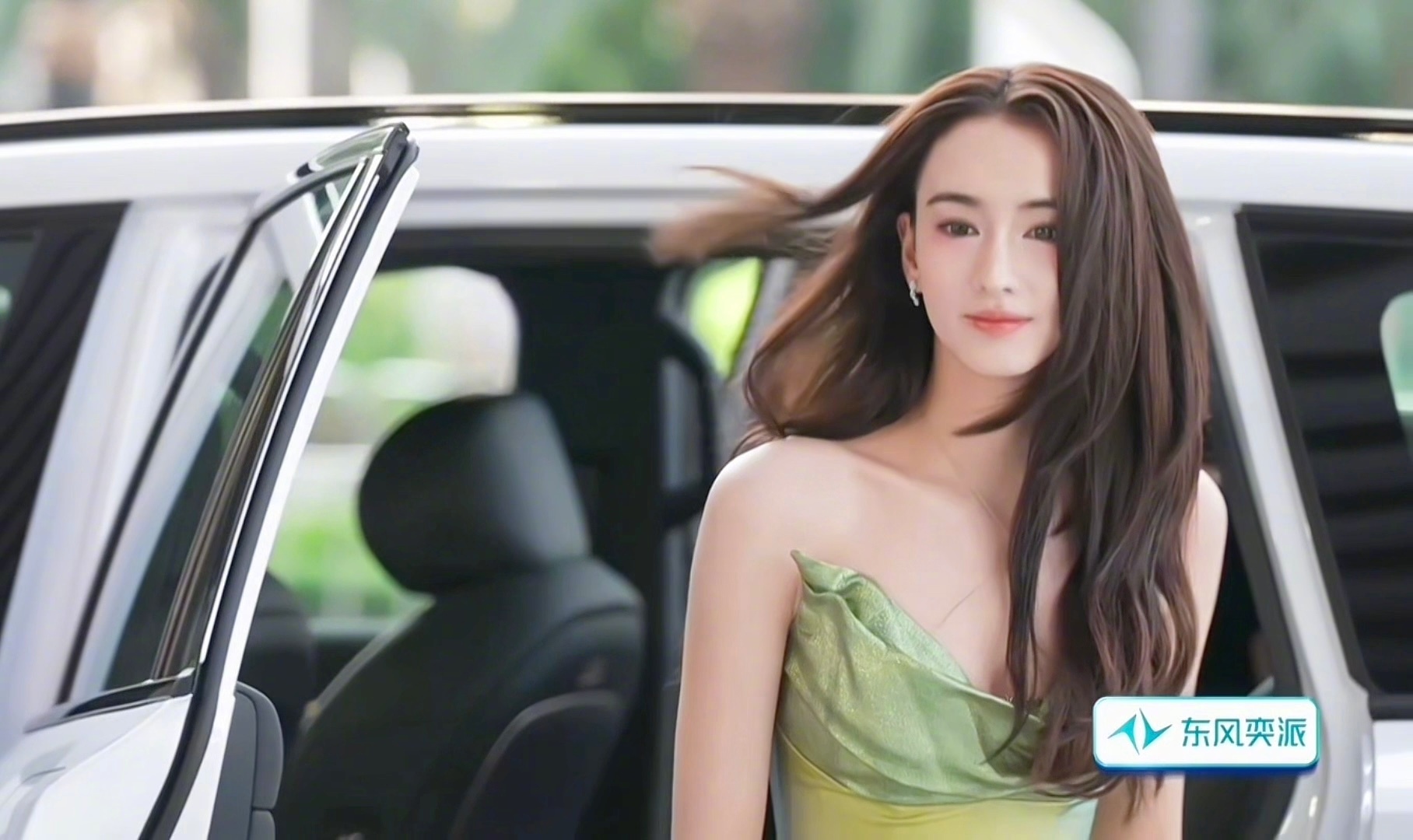 胡先煦李宛妲你俩要是真的，我只能说你小子好有福气….[淡淡的]李宛妲尖叫之夜红毯