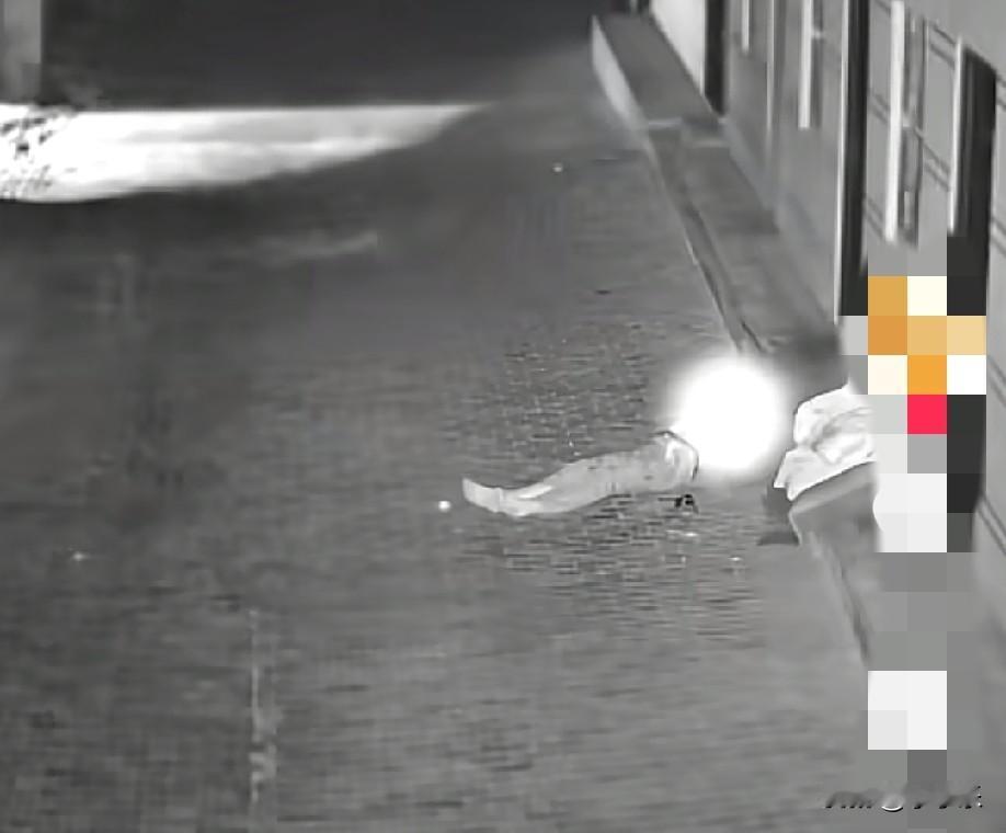 近日，鄂尔多斯市乌审旗一男子饮酒后自行躺卧在通行道路路面，被夜间过往车辆直接从脚