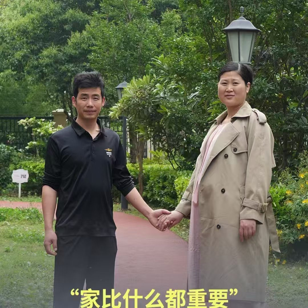 男子为照顾聋哑孕妻辞职打多份零工为陪伴聋哑孕妻，男子辞去工作身兼数份零工，生活虽