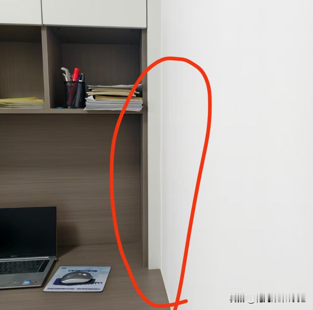 为啥全屋定制的柜子总是不能贴边非得留个
几厘米？
可能是价格没到位？问了对象当时