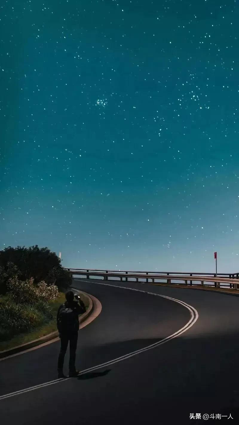 在人生的长河中，每个人都是独一无二的航行者，驾驶着名为“自我”的小舟，穿越波澜壮