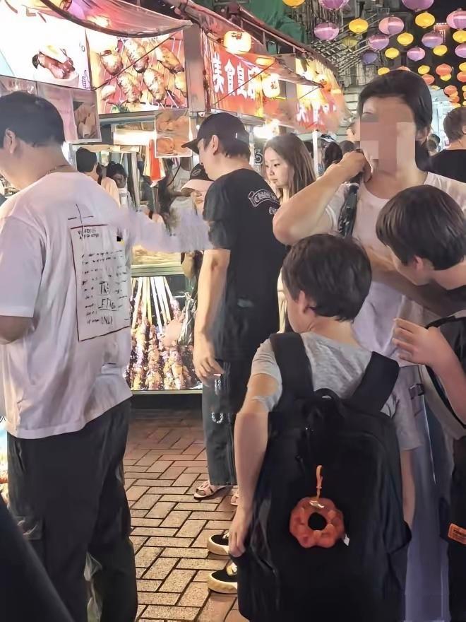 王思聪和网红女友懒懒在香港庙街逛街，两人在一美食摊前驻足。王思聪看着有些发福了，