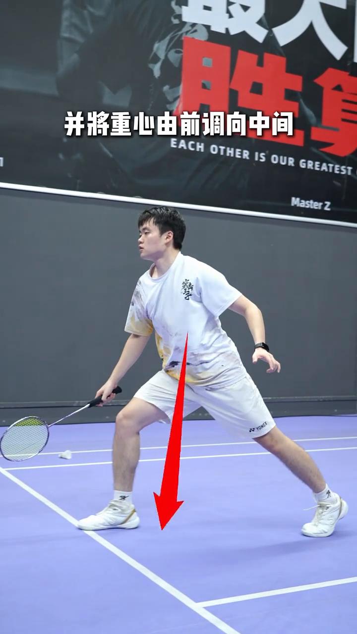 羽毛球突击教学之一：原动力回收步。
你是不是打完球总感觉回中场特别吃力，或者是对