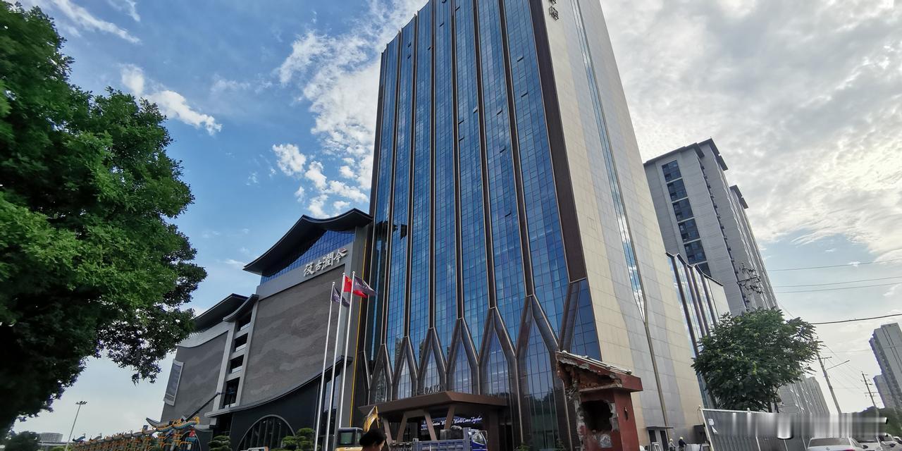 既然要打造，就要实力强、格局大、氛围好，搞个大手笔，一炮打响，真正火起来！
要文