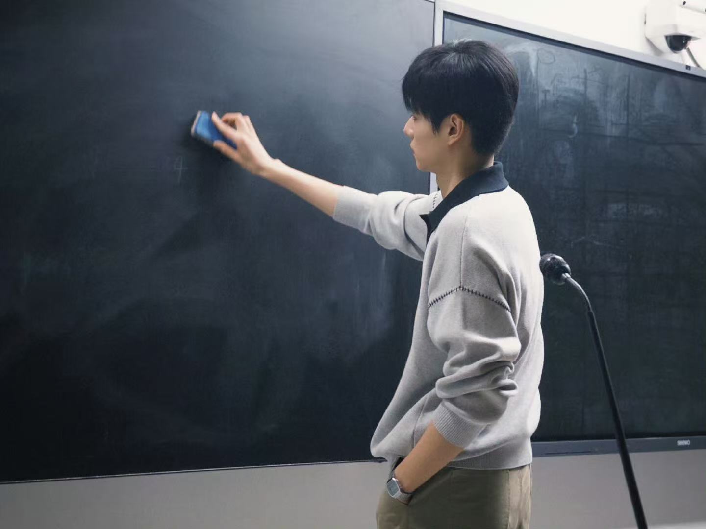 胡一天更新江逾白日常 ​​​这样的学长在大学高低被暗恋四年！！！胡一天往那里一站