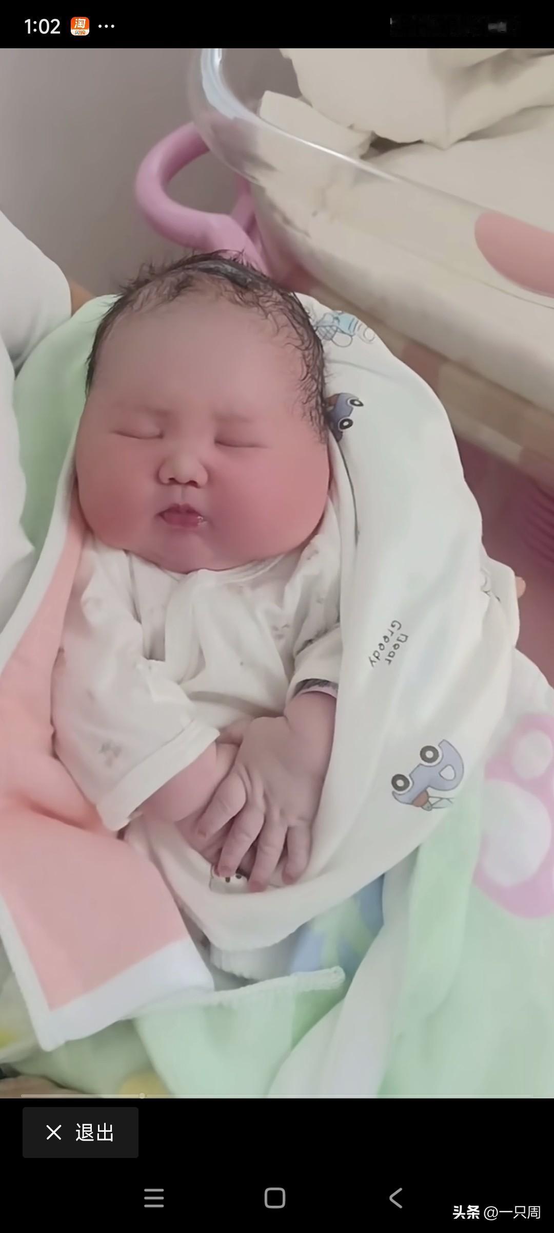 惊呆了！
到底是谁家的小宝宝啊，怎么能这么可爱，一张国泰民安脸萌化老阿姨的心了。