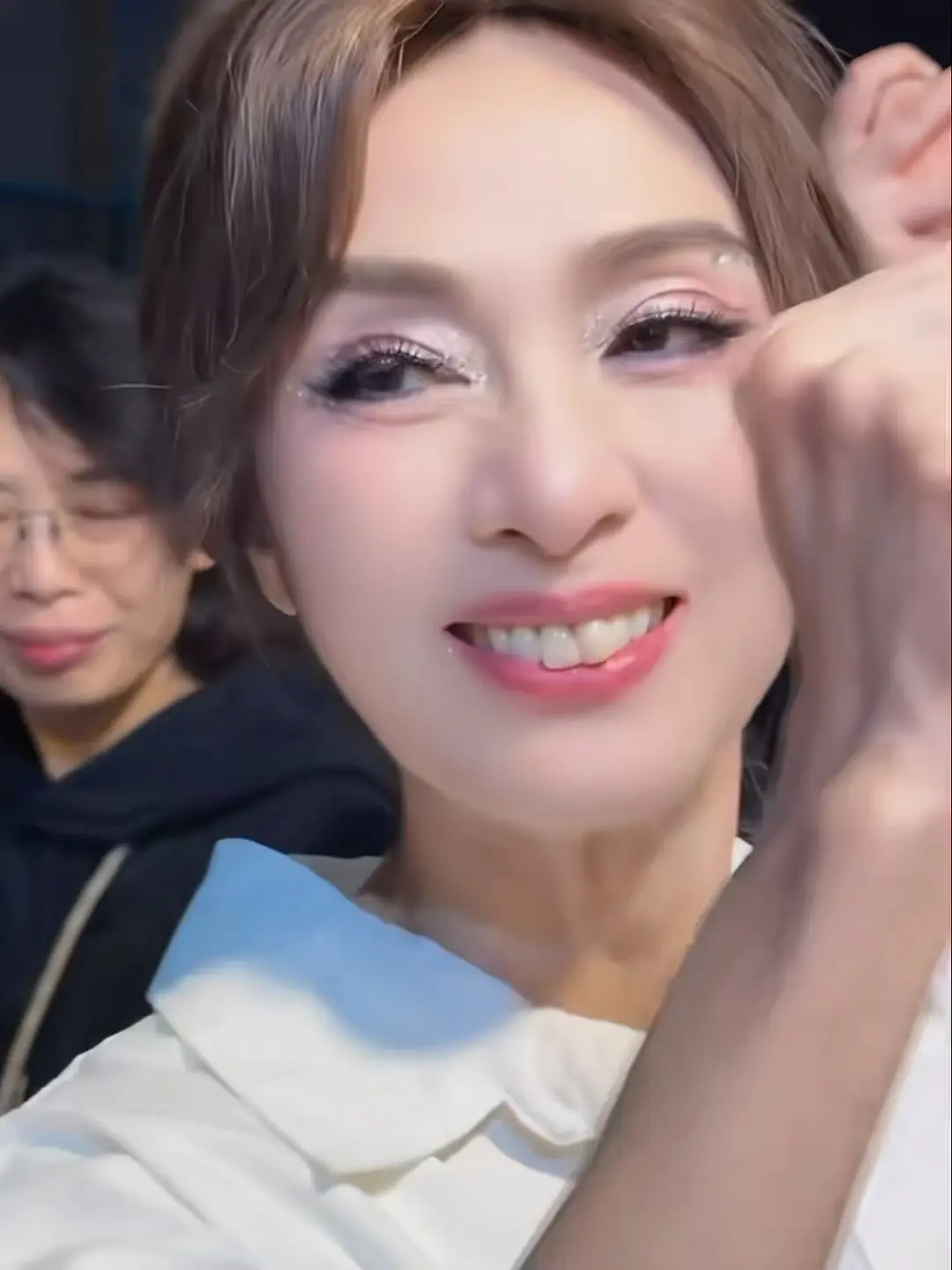 人怎么能美成这样？？？米雪老师今年71岁了，真的美，这么挑人的眼影在她脸上一点也