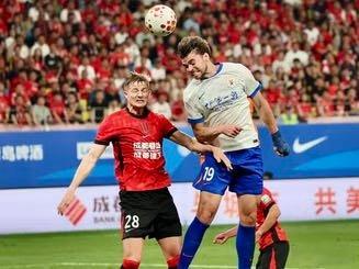 中超泰山队客场0-1惜败成都，三名球员伤退，瓦科击中立柱网页链接
