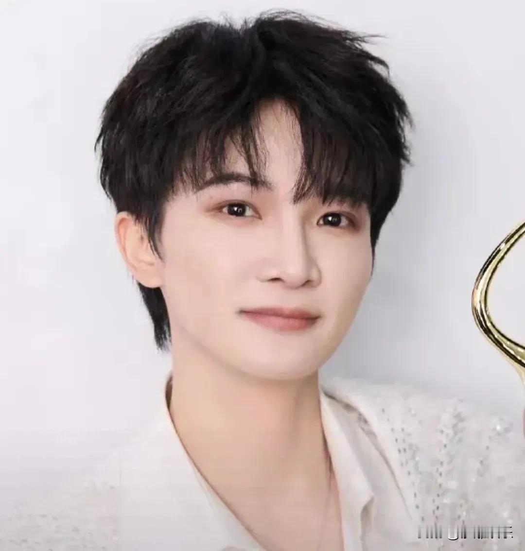 周深，太让人感动了！

周深春晚后台的“折返跑”，给56个娃发红包：这5600块