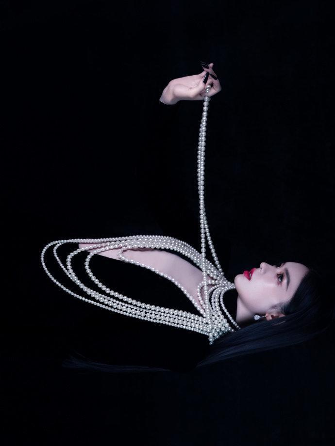 林允珍珠围脖 林允把甜飒焊在身上！珍珠围脖饱满莹润，光线下光泽细腻，黑长直+红唇