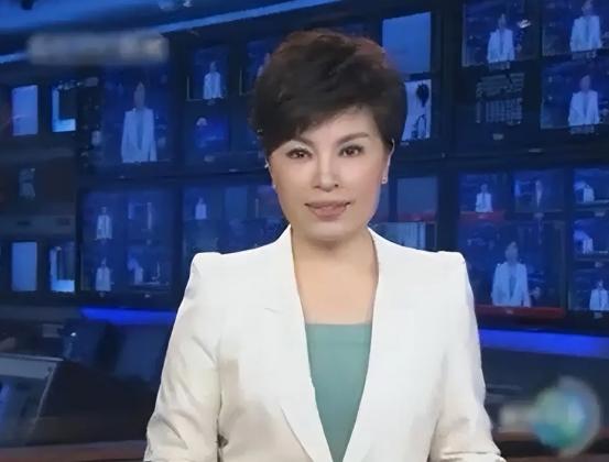 1998年，离直播只剩几分钟，央视主持人李瑞英却接到了儿子跳楼的消息。她当时整个