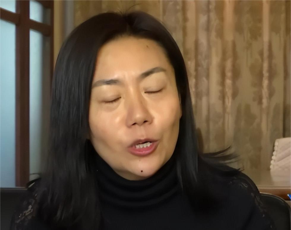 2003年，李女士家境拮据，丈夫重病，生活的重担压得她喘不过气。无奈之下，她决定