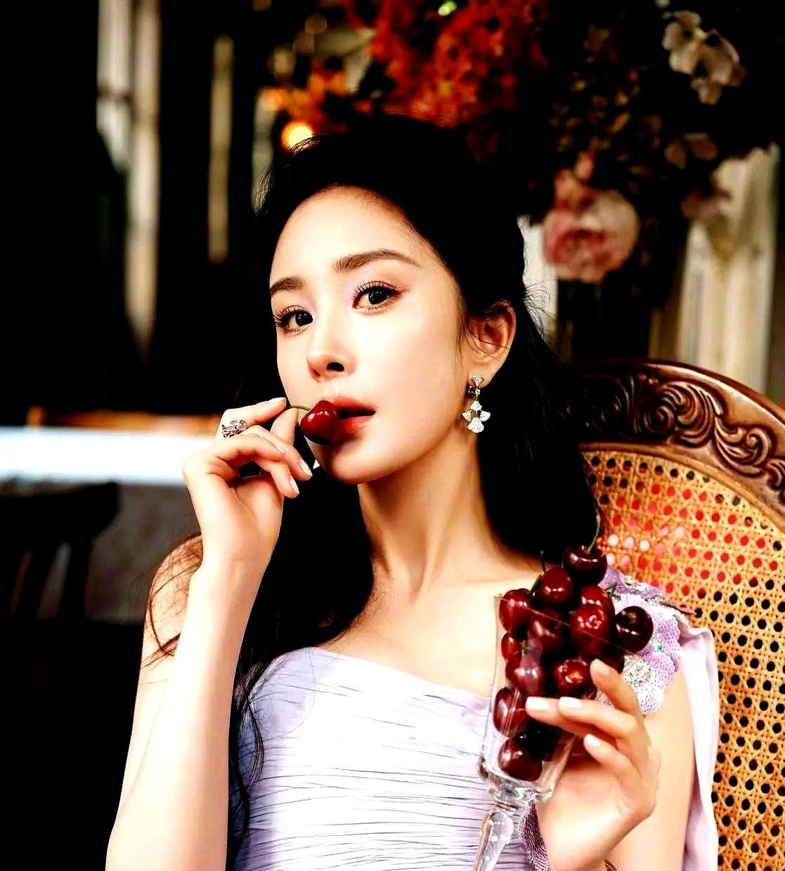 杨幂笑看土味短剧的瞬间，引爆了影视圈的沉默裂痕：一边是草根短剧席卷5亿用户，一边