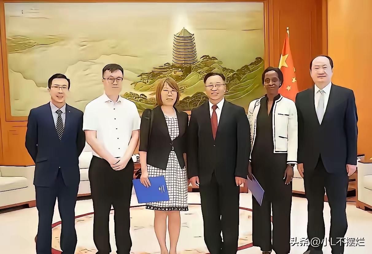 真够狠的。外交学院几千个学生，坐在礼堂里，听一个前外交官讲西方的《全球移民契约》