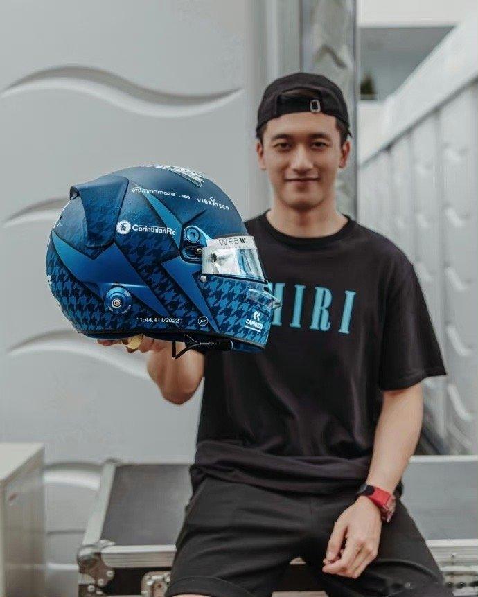 #周冠宇日本站特别版头盔# 发布，这个颜色太酷啦！ ​ ​​​