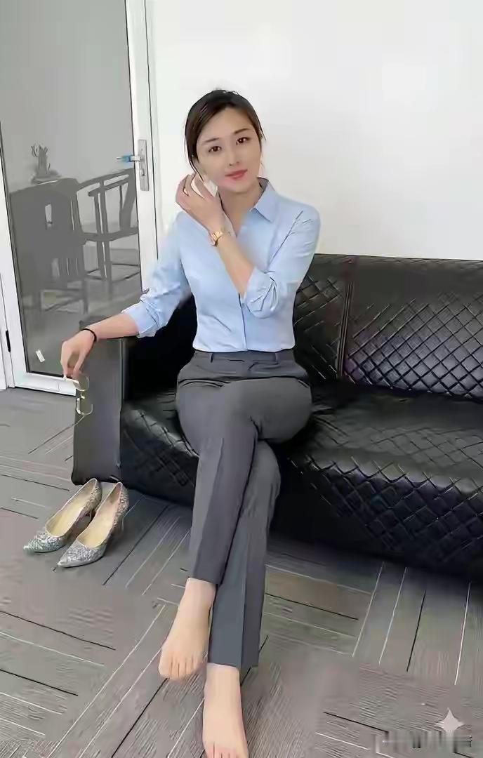 夏日生活打卡季车间公认最美女秘书，干练穿搭尽显温柔气质