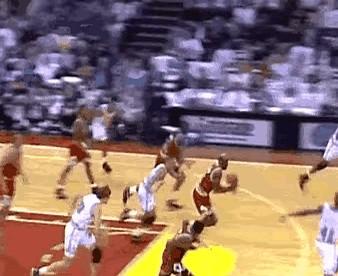 牛顿看了乔丹打球，估计都得怀疑自己。地心引力在他身上好像失灵了。

别人高速突破