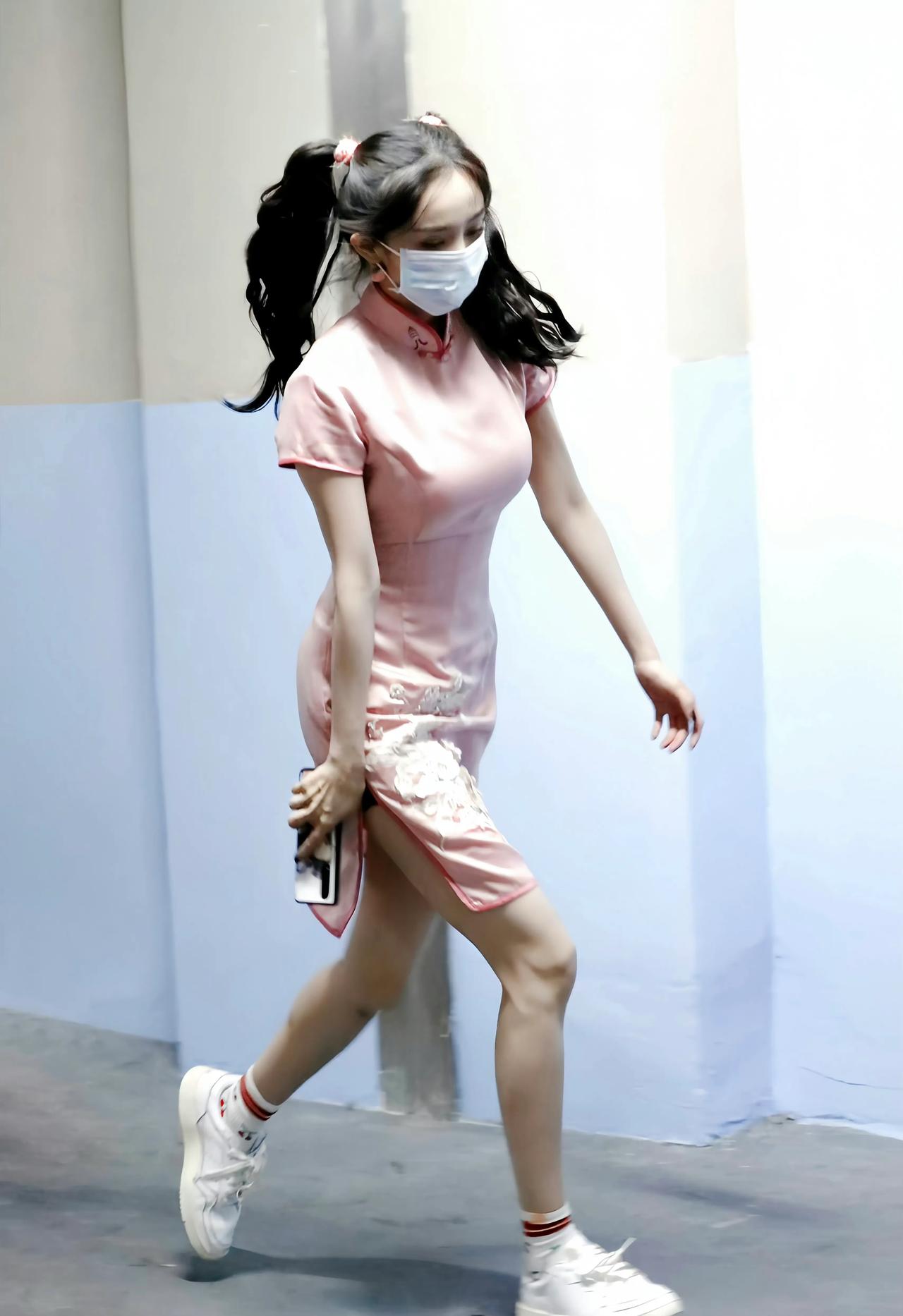 当旗袍遇上粉色，杨幂告诉你什么叫少女感与女人味共存，粉色旗袍+白色运动鞋，旗袍衬