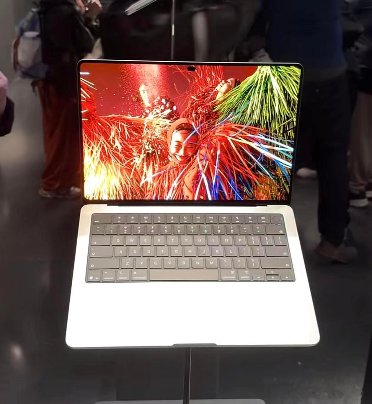 顶配11.3万，触屏版MacBook Pro来了！先看价格：14英寸版本M5 P