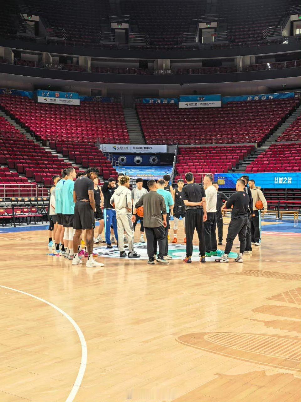 借老师的图，青岛男篮今晚客场挑战北京男篮，这是双方本赛季在北京的第二次交手。首场