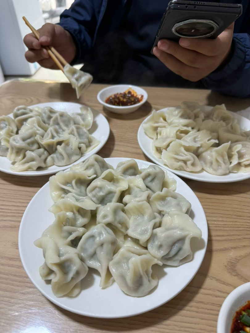 对我来说，这是早饭，茴香肉，酸菜肉，韭菜肉都很好吃啊，我吃了三十个！！！ 文山