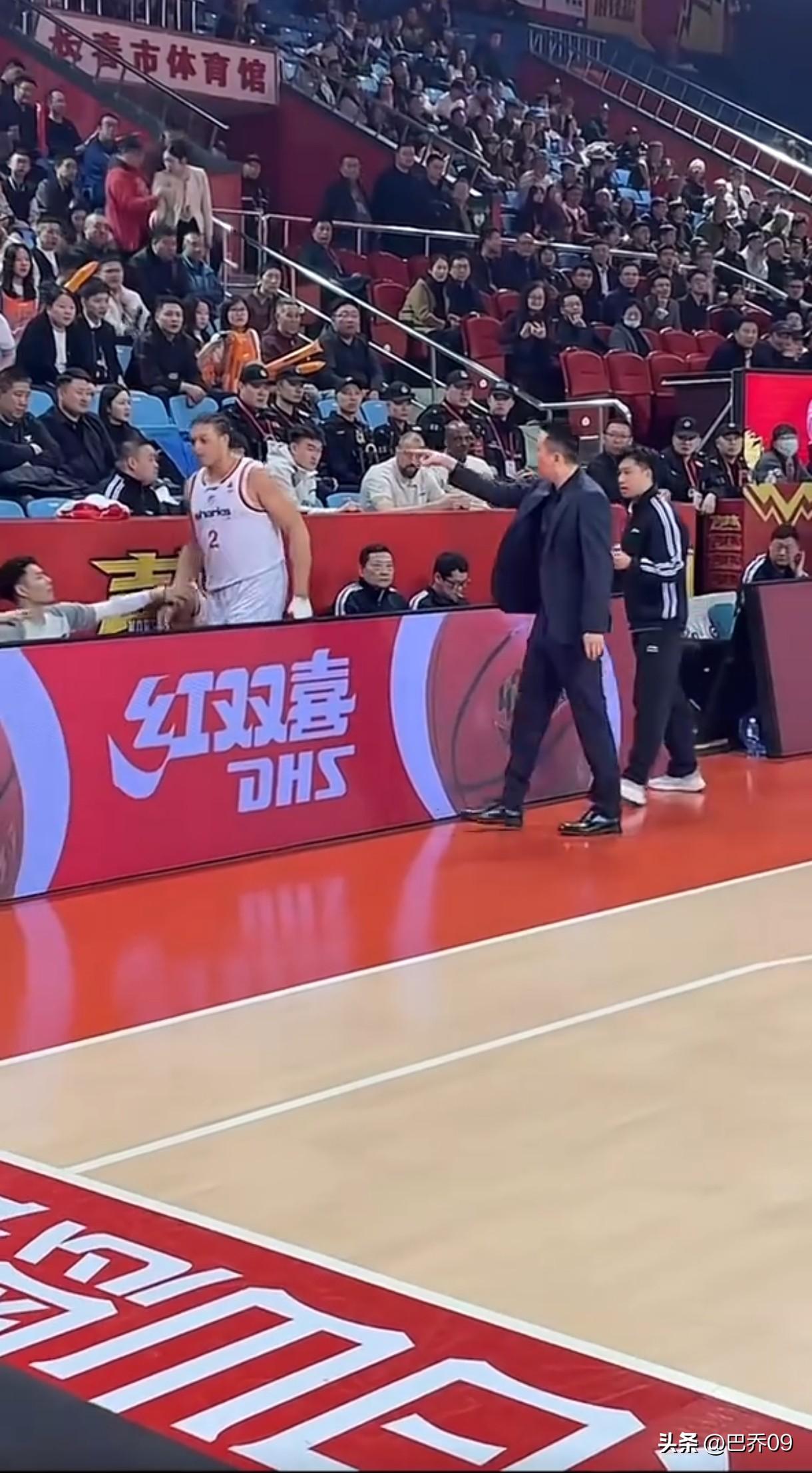 洛夫顿只打了不到3分钟就被DNP、全程坐板凳 这是怎么了？

洛夫顿出场不到 3