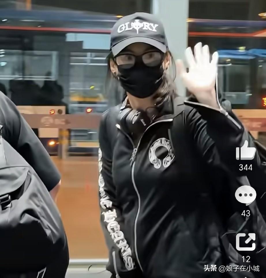 谢贤离世后张柏芝一袭黑衣现身，给粉丝弯腰鞠躬！
 
7月25日晚间，张柏芝现身北