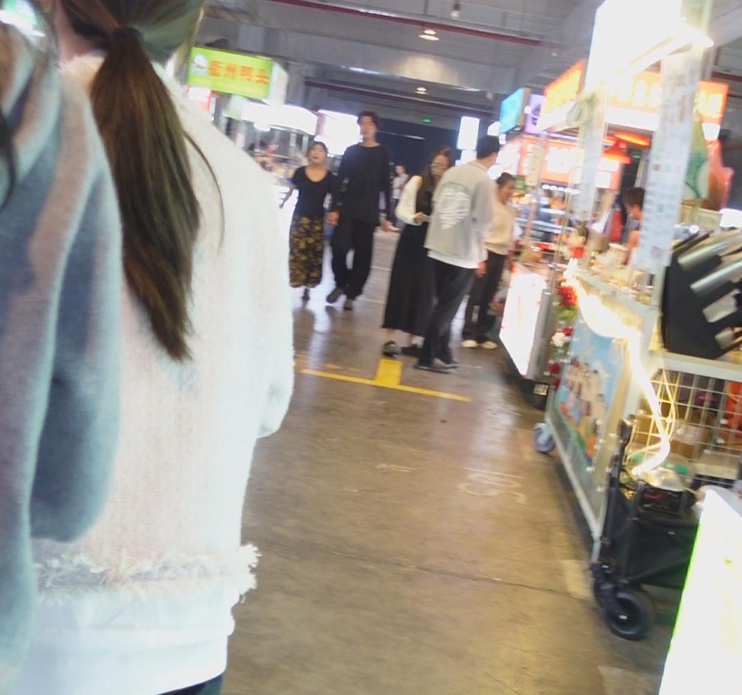 要我说，
以前在马路边摆地摊的人们，
肯定早就发现一个重要的问题，就是马路边摆摊