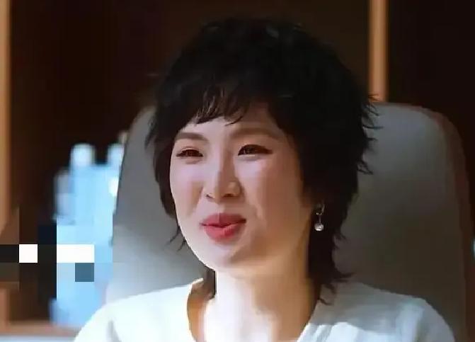 《老舅》上线，张歆艺稳，姚安娜却抢了镜。
哈佛文凭、千亿家底，她偏不躺平，跑去