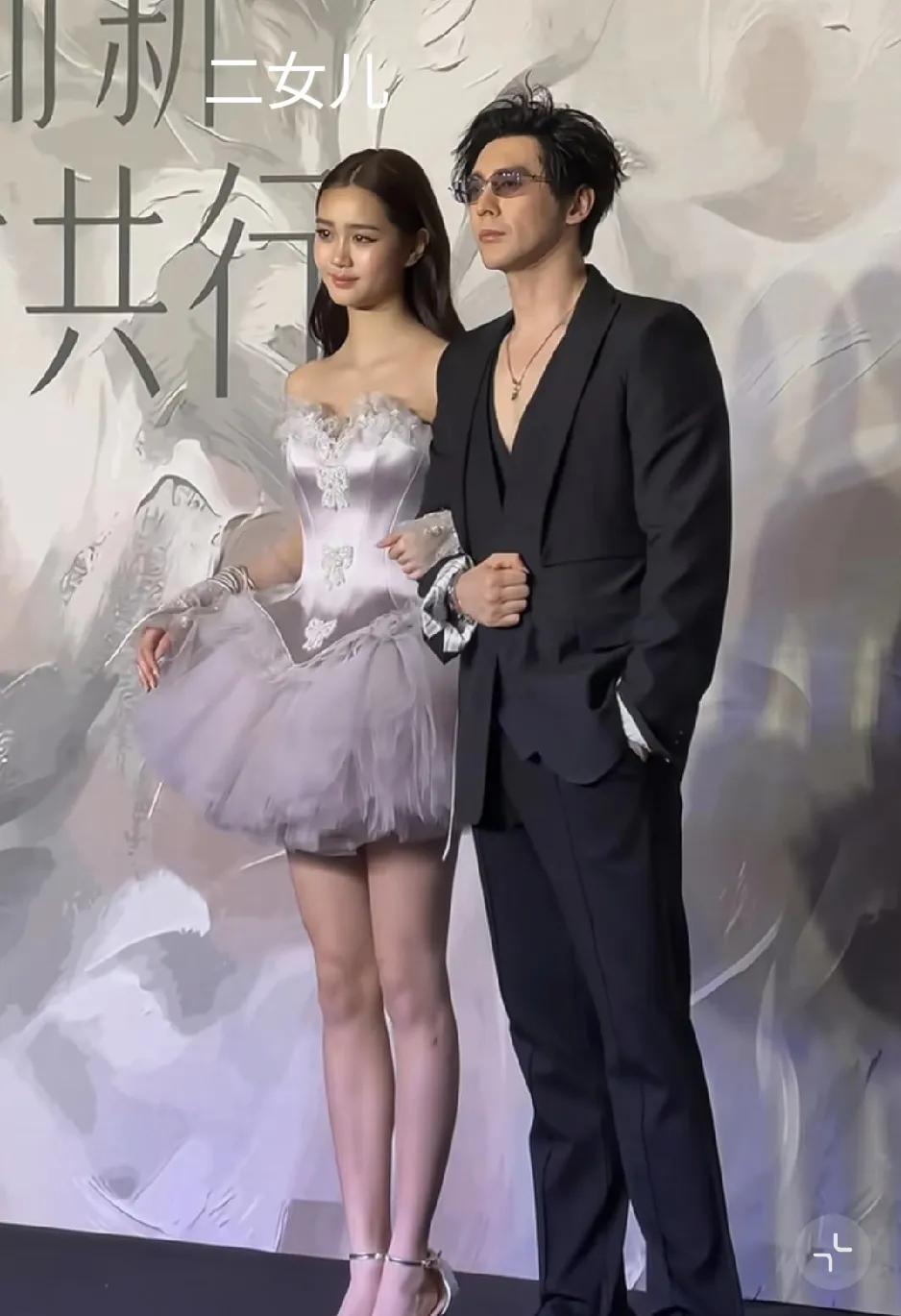 钟丽缇是幸运的。
钟丽缇三个女儿都认可张伦硕这继父，二女儿考拉，在《爸爸去哪儿4