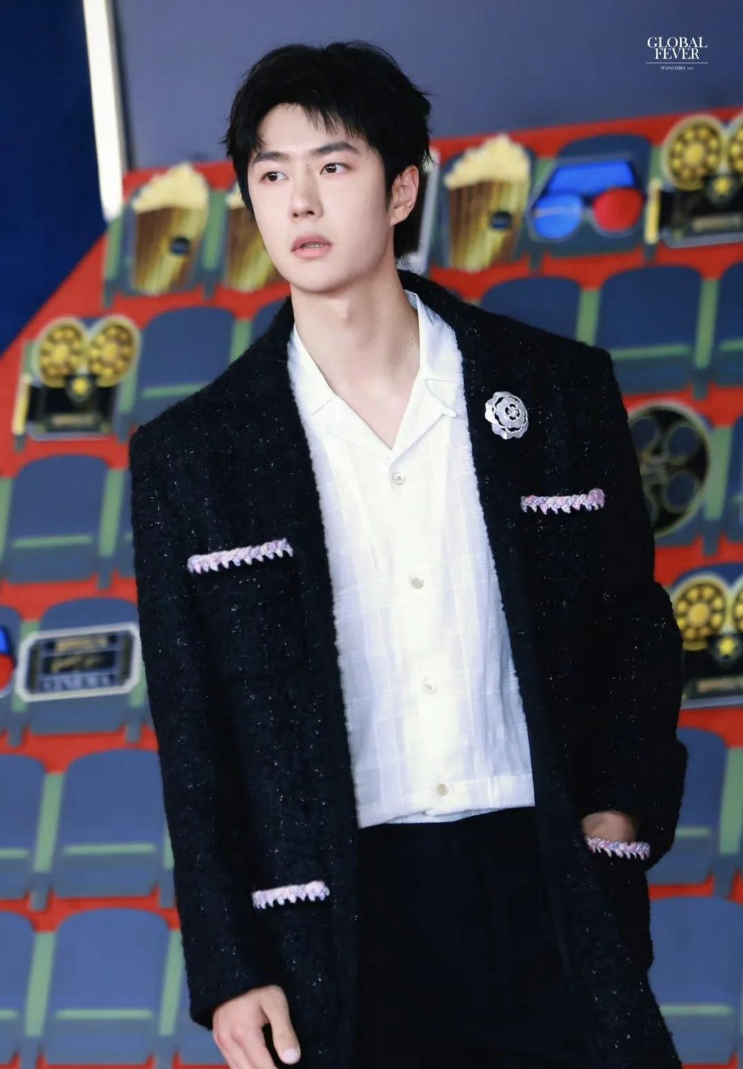 王一博参加电影节盛典走红毯妆都不化，看起来像刚起床洗个脸就上班来了，松弛感拉满。