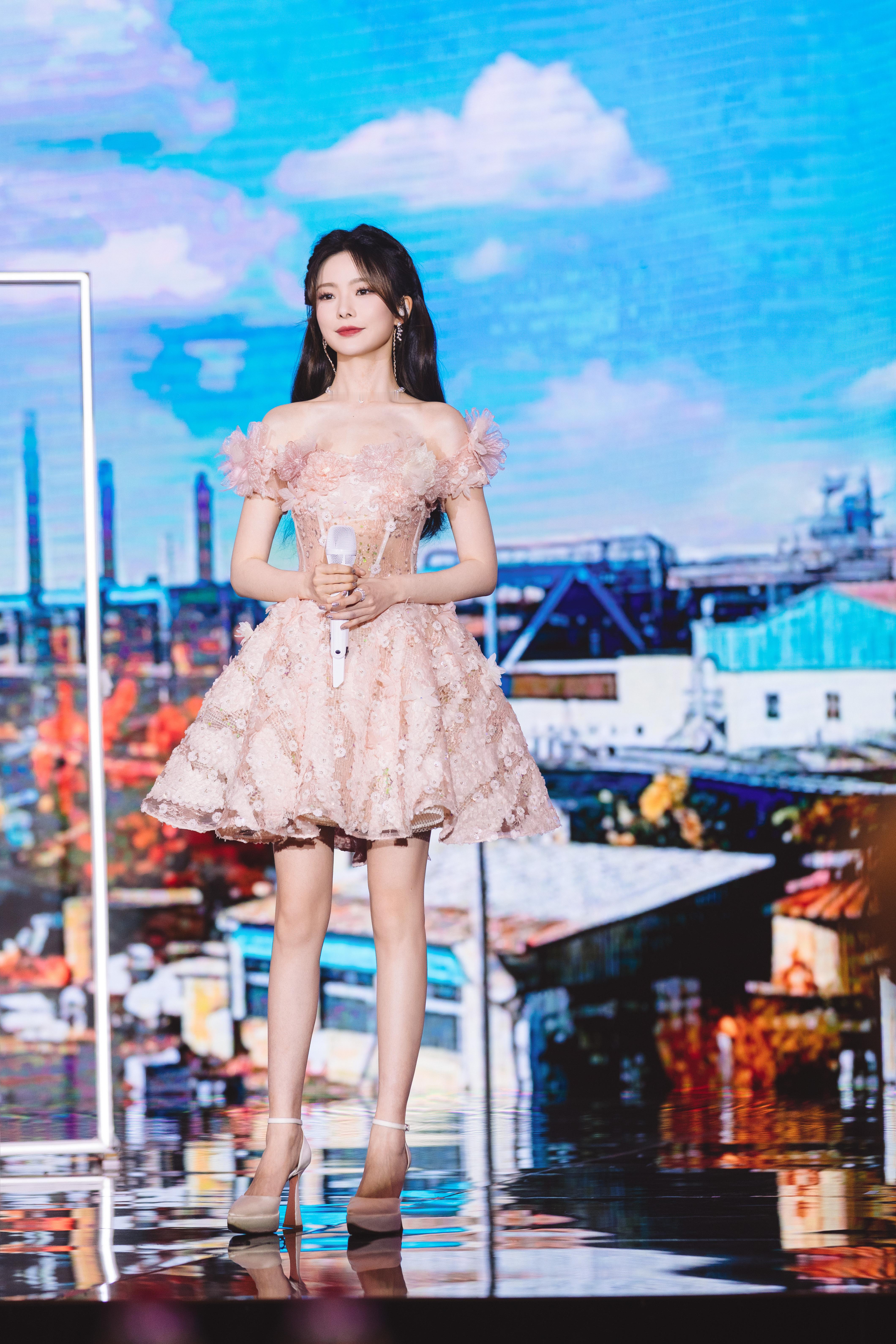 #陈卓璇夏日捧花造型# 初夏的美丽和清爽就是用来形容陈卓璇的ok！一袭粉色花朵短