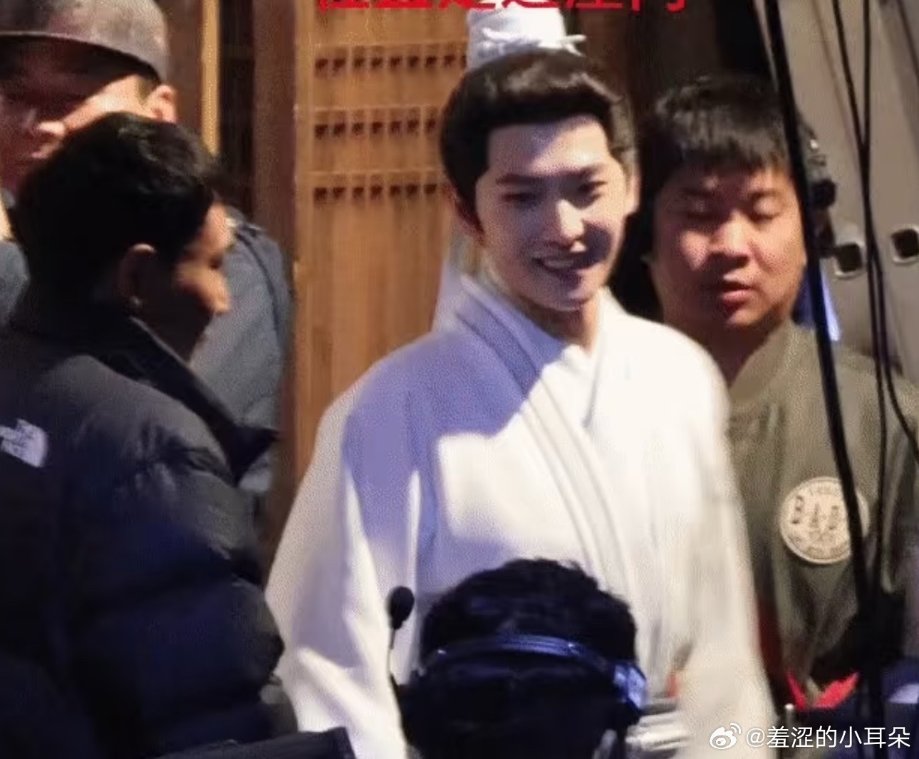 杨洋《不让江山》最新路透，这个发型显得🐑好可爱。 