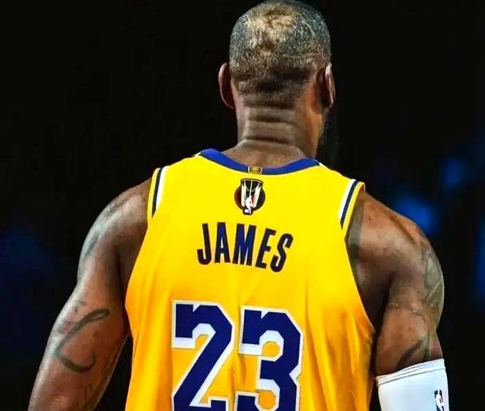 一场硬仗，把湖人打回了原形。

之前赢独行侠那几场，看着挺猛。什么里弗斯发挥好，