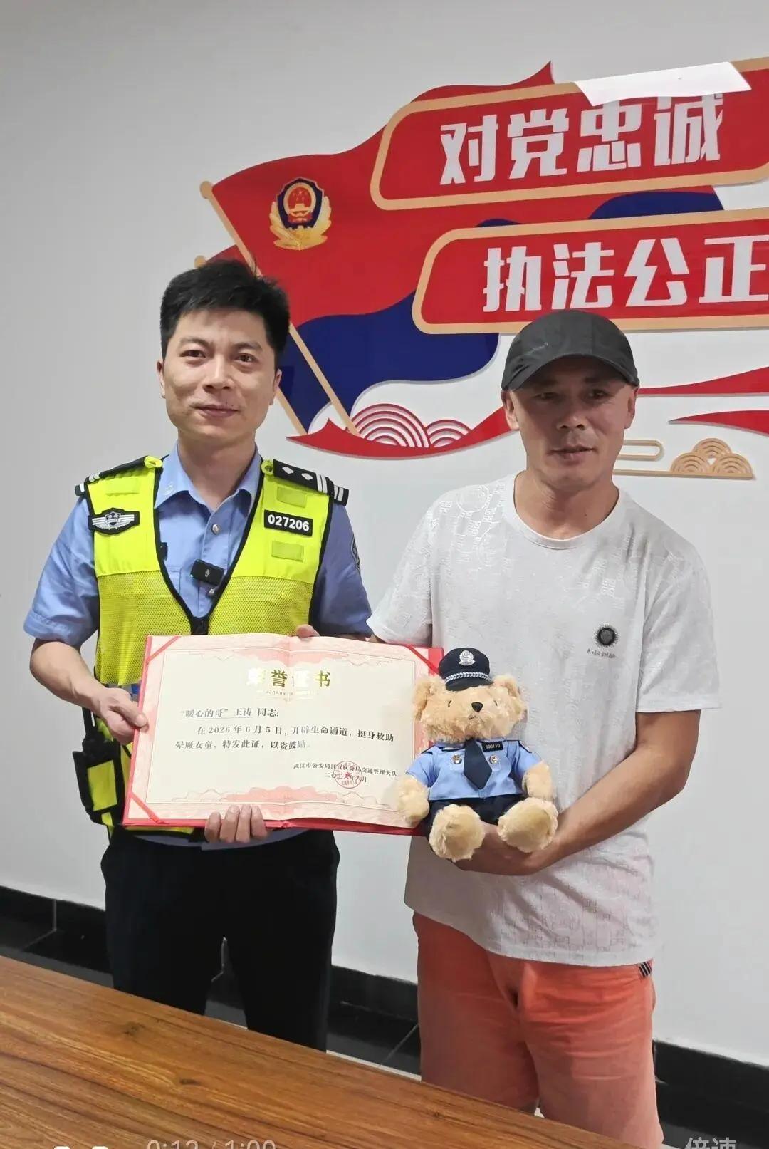 江城晚高峰暖心接力，凡人善举守护幼童平安
 （个人观点仅供参考无任何不良引导）