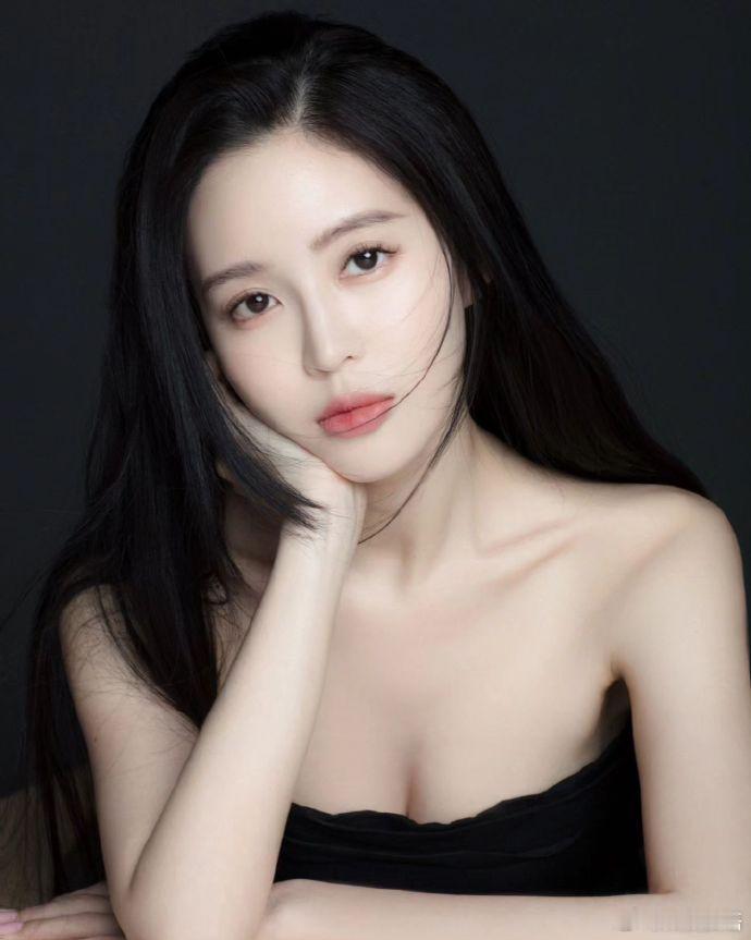 #温心# 黑裙长直发，心动了吗？ ​​​