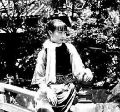 1940年深夜，民国大美女郑苹如，被秘密押到小树林执行枪决。可特务却犹豫半天不忍