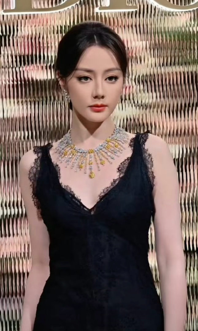 感觉迪丽热巴工作室换人了网友说热巴新团队造型不好你们觉得呢？ 