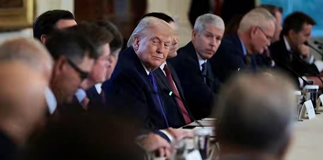 特朗普明抢石油，加拿大转向中方，总理宣布访华，马克龙口风变了