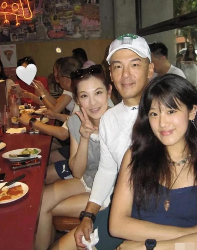 当年被婆家逼验DNA的贾静雯女儿，如今成了前夫家唯一继承人！
 
谁能想到，贾静