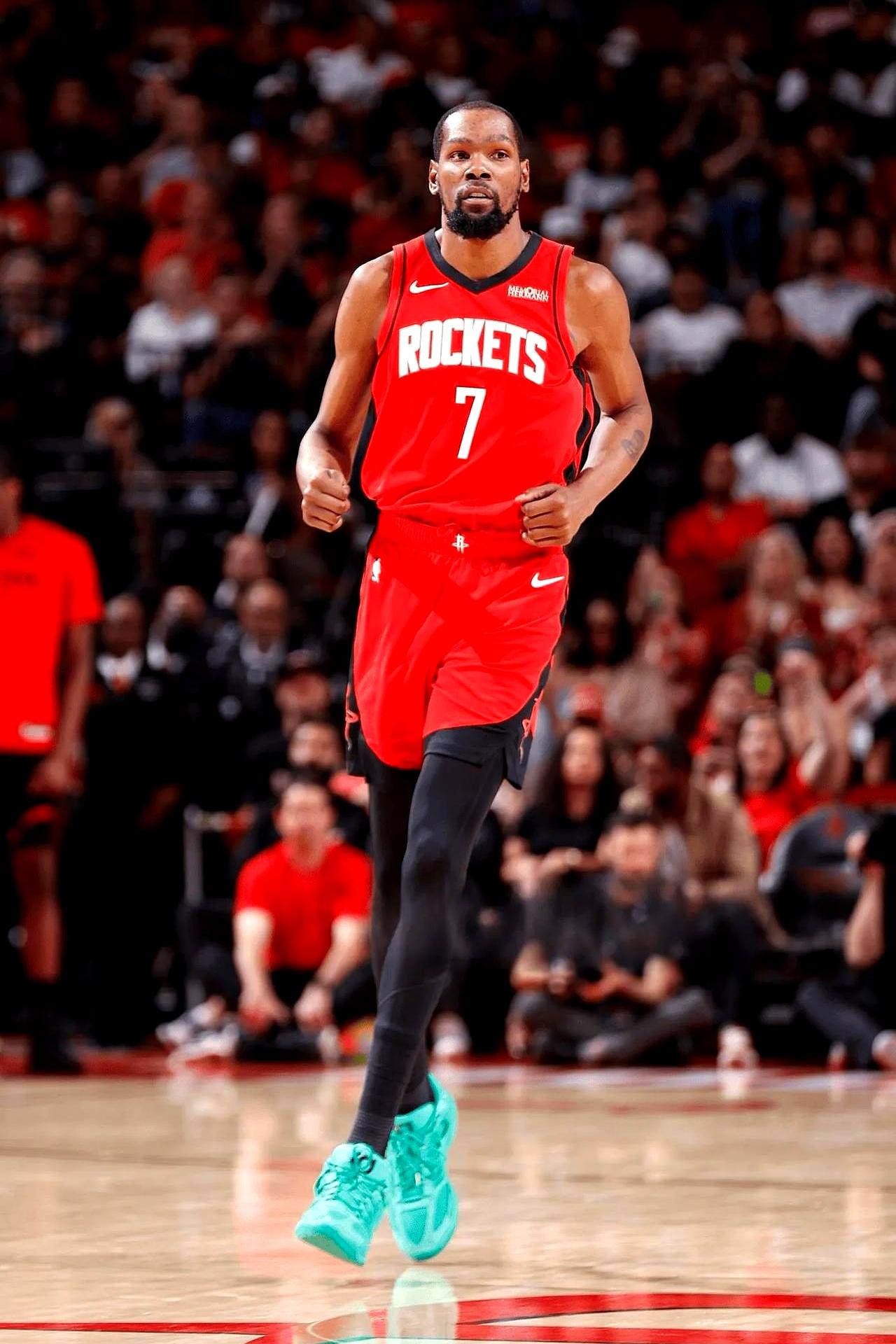 最可怕的得分手，往往刷不出最高分。
杜兰特最近一场，三分很顺，29分到手并不吃