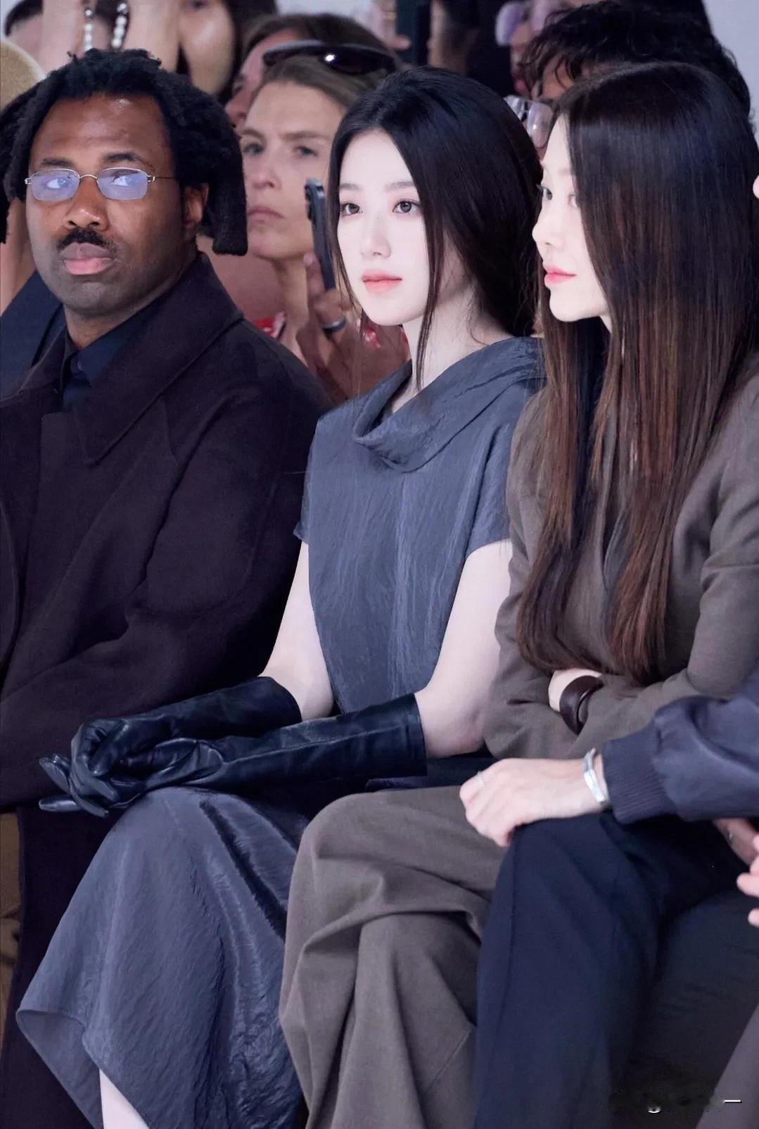 好一个清冷温婉的美人啊！
台湾00年女歌手叶舒华现身25秋冬纽约时装周，简单的低