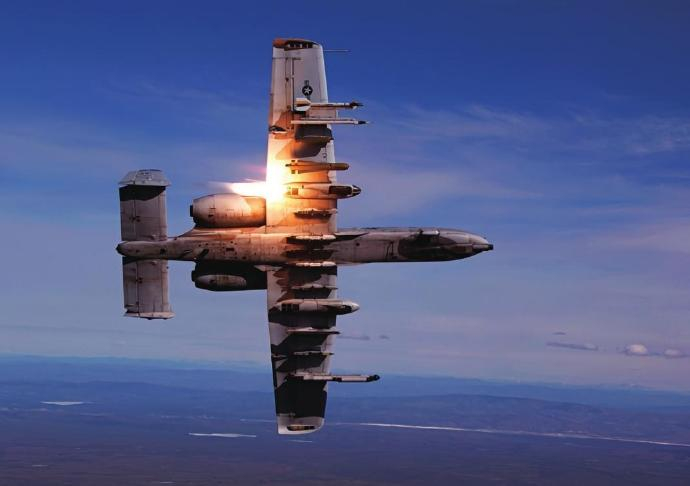每天认识一件兵器 美国A-10“雷电”Ⅱ攻击机机身长度：16.26米机身高度：4