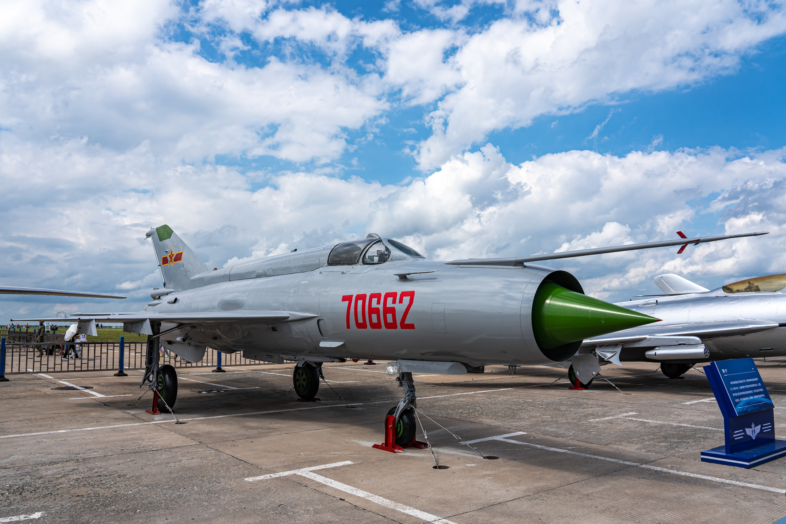 #航空新视野[超话]# 国产战斗机和苏-27UBK战斗机，无水印图片已发 ​​​